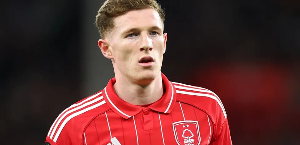 Jugador de Nottingham Forest en uniforme rojo durante partido
