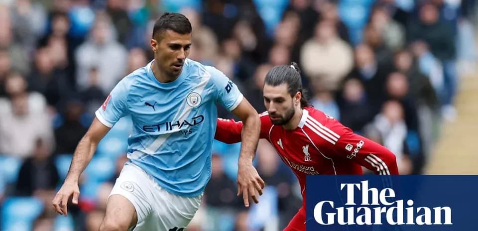 Jugador de Manchester City driblando a oponente de Liverpool