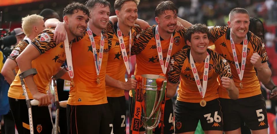 Jugadores de Hull City celebrando con trofeo