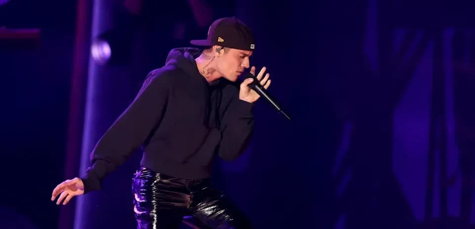Artista cantando en el escenario con micrófono