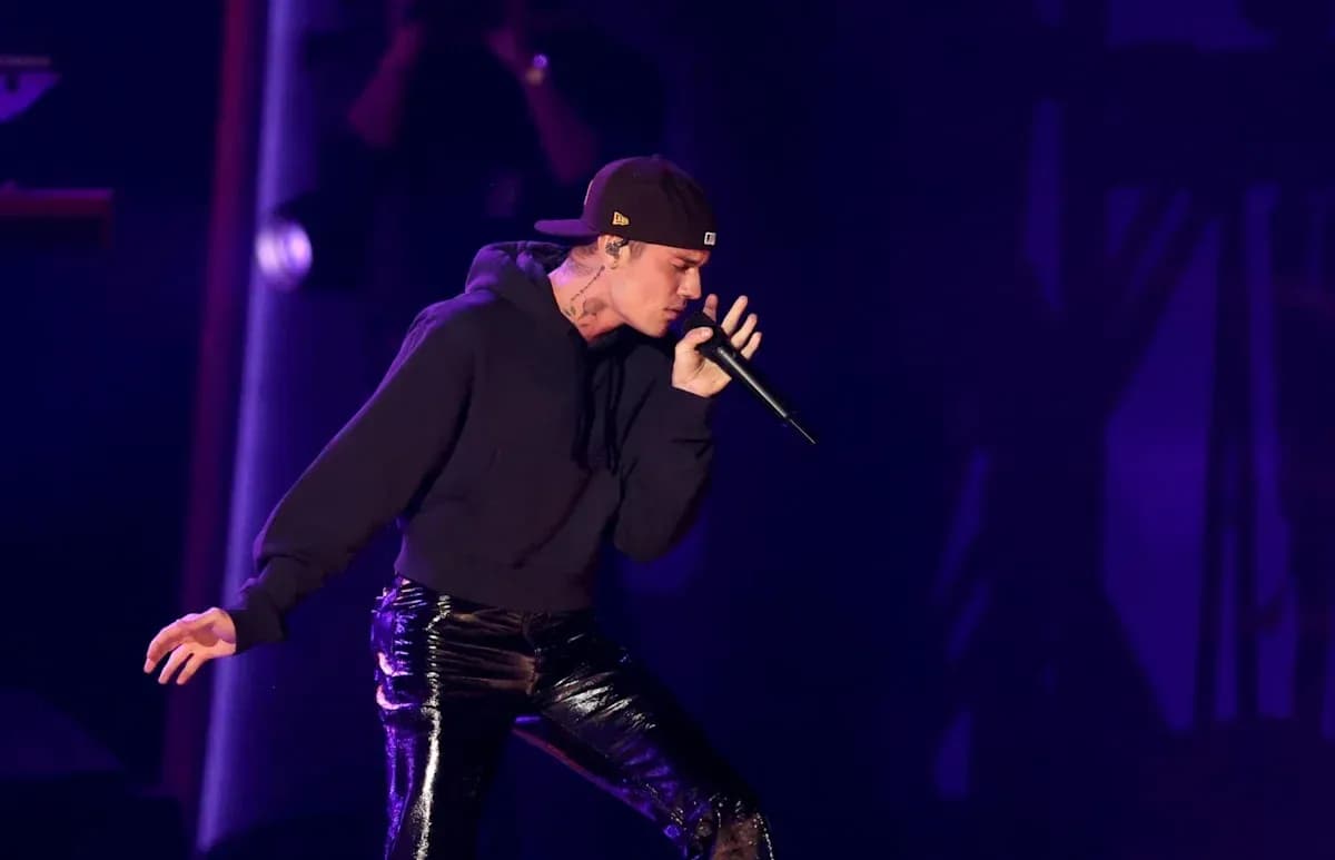 Artista cantando en el escenario con micrófono