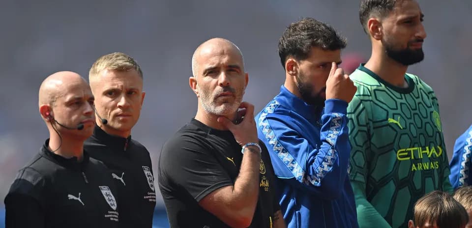 Equipo y árbitros alineados antes del partido