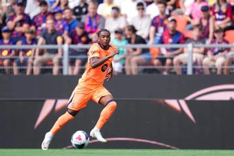 Jugador corriendo en uniforme naranja durante partido