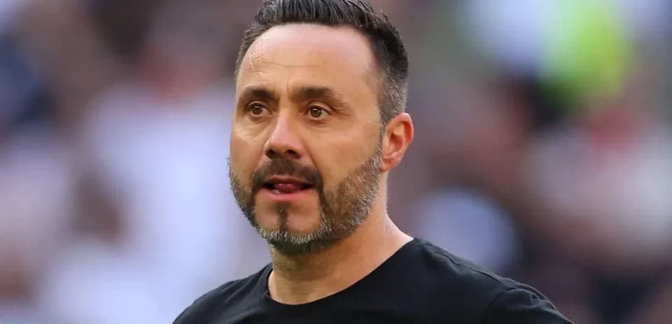 Entrenador observando el partido desde la línea de banda