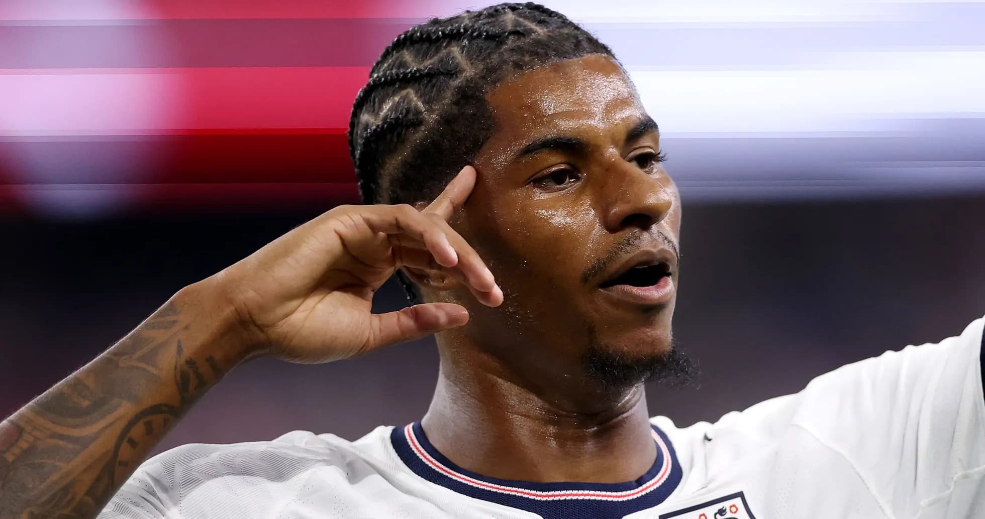 Jugador celebrando con gesto durante el partido