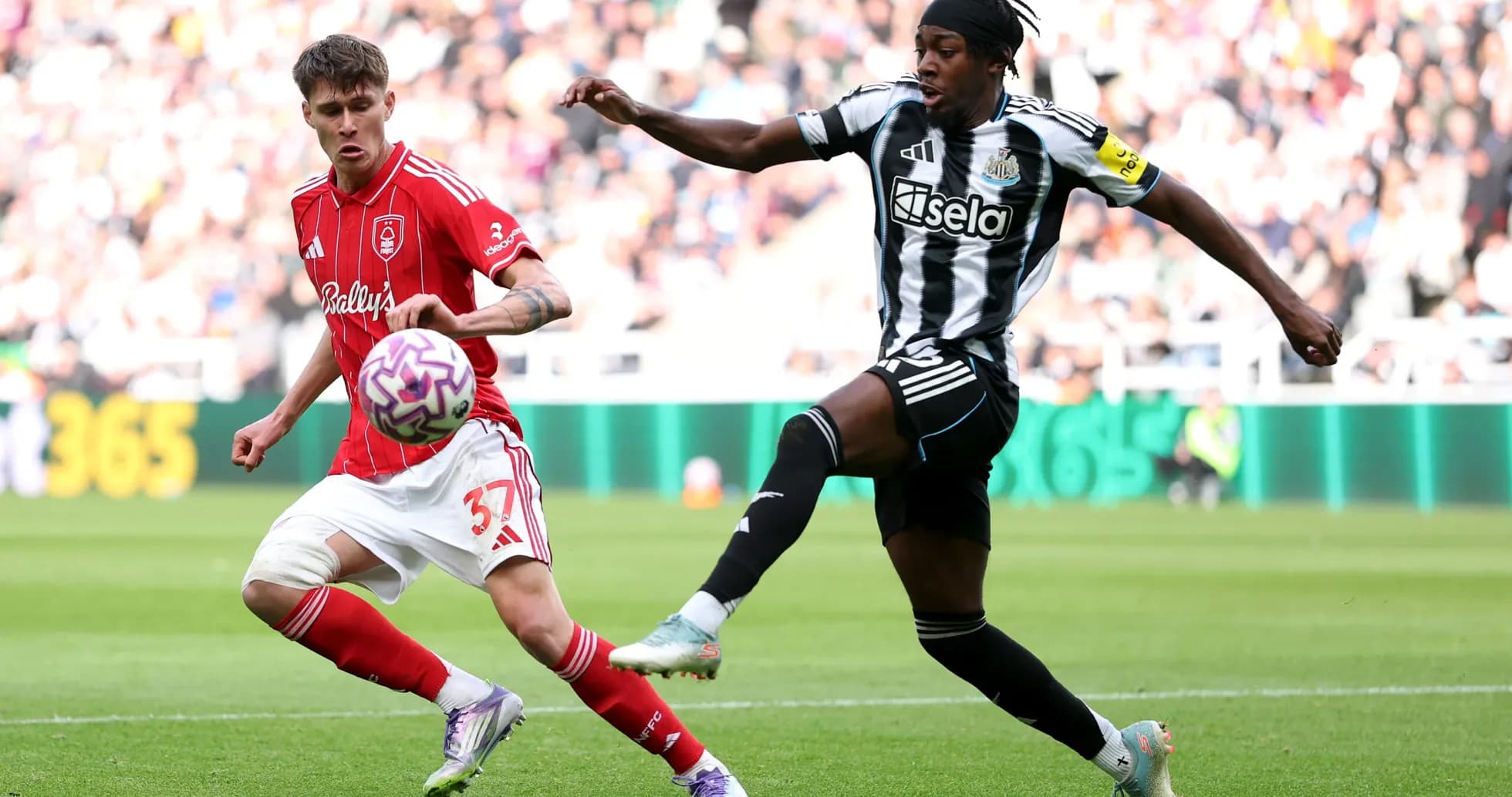 Jugador de Nottingham Forest en acción durante el partido