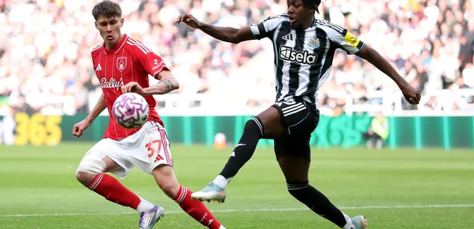 Jugador de Nottingham Forest en acción durante el partido