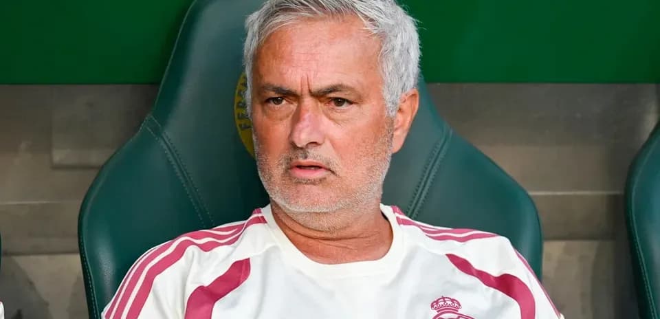 Entrenador en el banquillo durante un partido