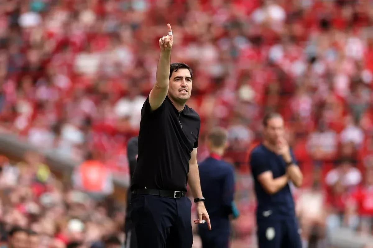 Entrenador dirigiendo instrucciones desde la banda