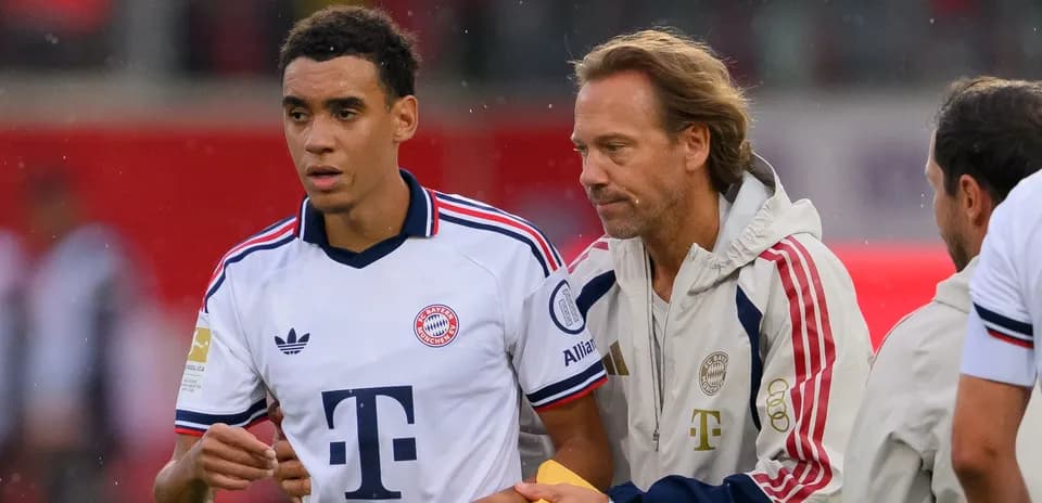 Jugador de Bayern Munich siendo atendido por el personal