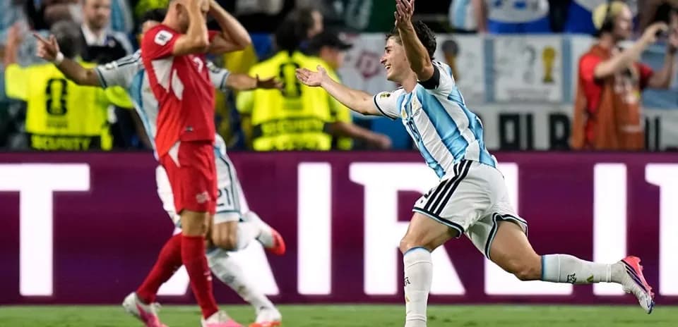 Jugador argentino celebrando un gol en partido