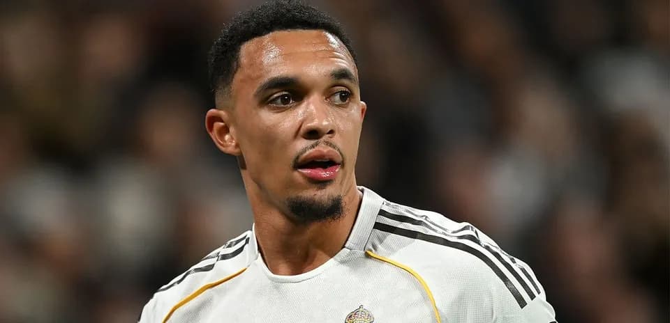 Jugador de fútbol en camiseta de Real Madrid durante partido
