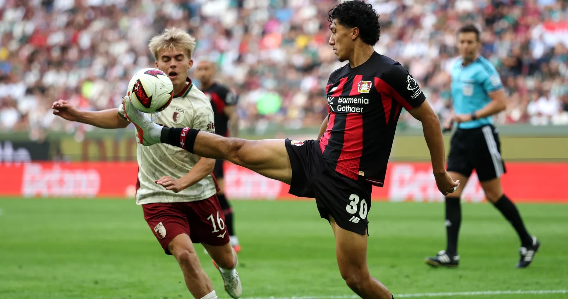 Jugador de Bayer Leverkusen despejando el balón en partido