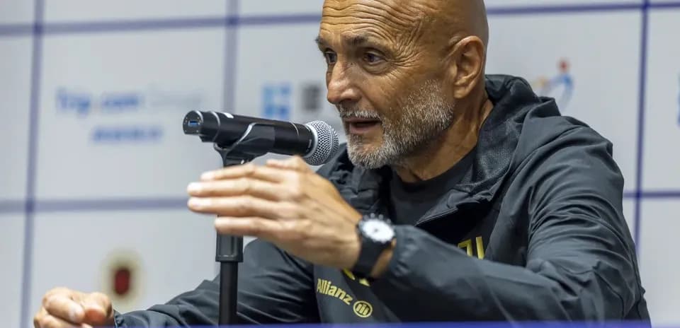 Entrenador hablando en conferencia de prensa