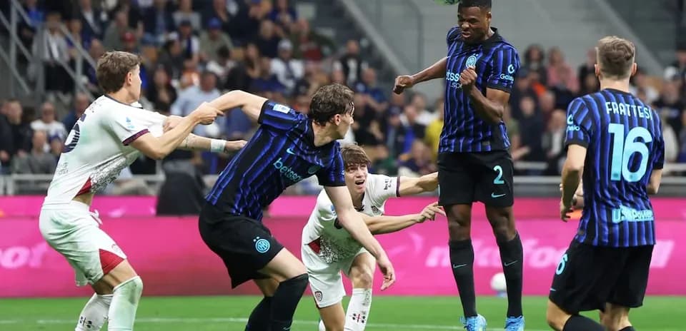 Jugador de Inter salta para cabecear el balón