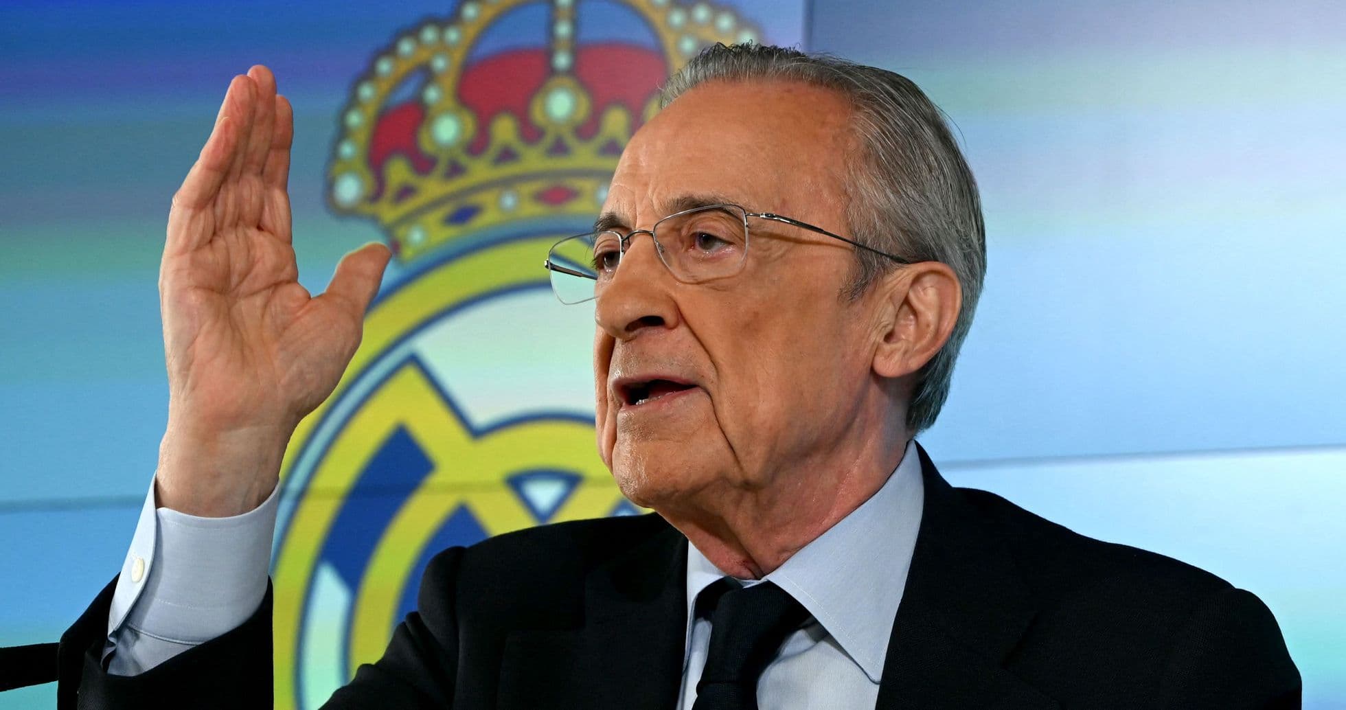 Presidente hablando en conferencia de prensa del club