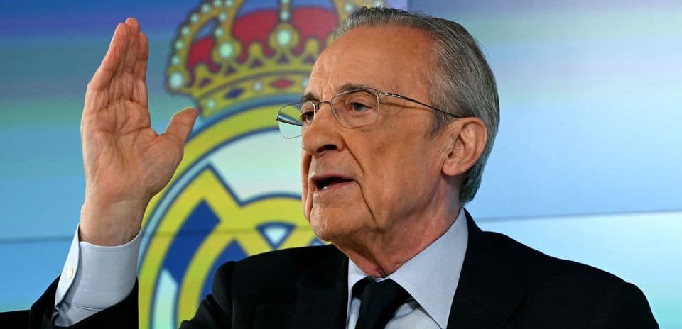 Presidente hablando en conferencia de prensa del club