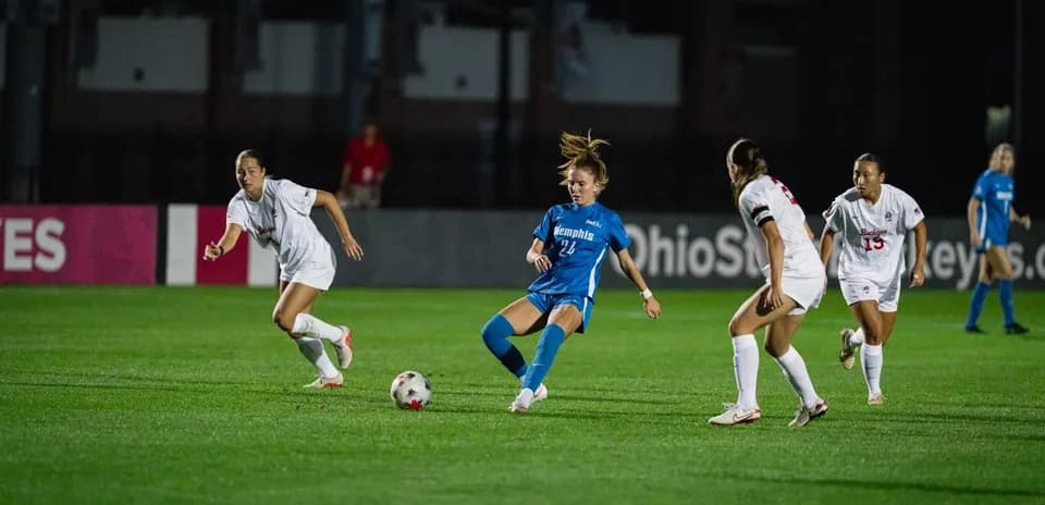 Jugadora en acción durante partido de fútbol femenino