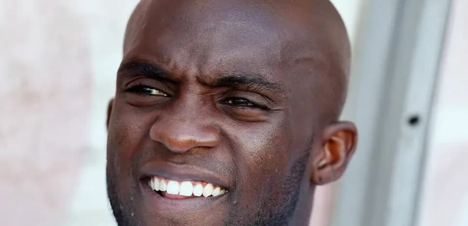Jugador sonriendo en una conferencia de prensa
