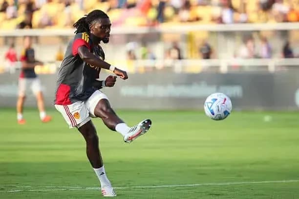 Jugador realizando un pase durante calentamiento