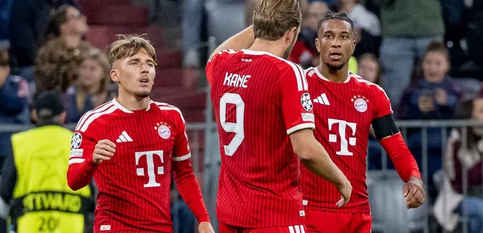 Tres jugadores del Bayern de Múnich en el campo
