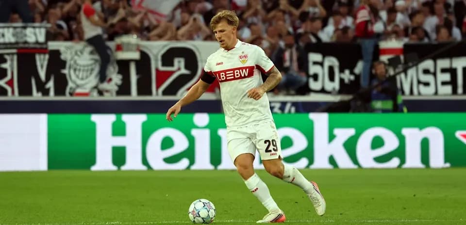 Jugador de Stuttgart controlando el balón en el campo