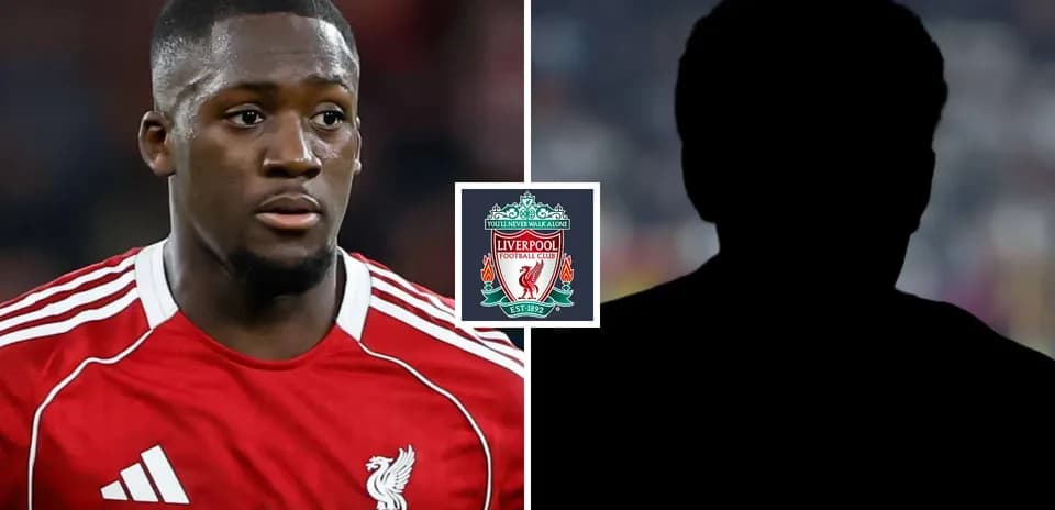 Jugador de Liverpool en uniforme rojo, fondo oscuro