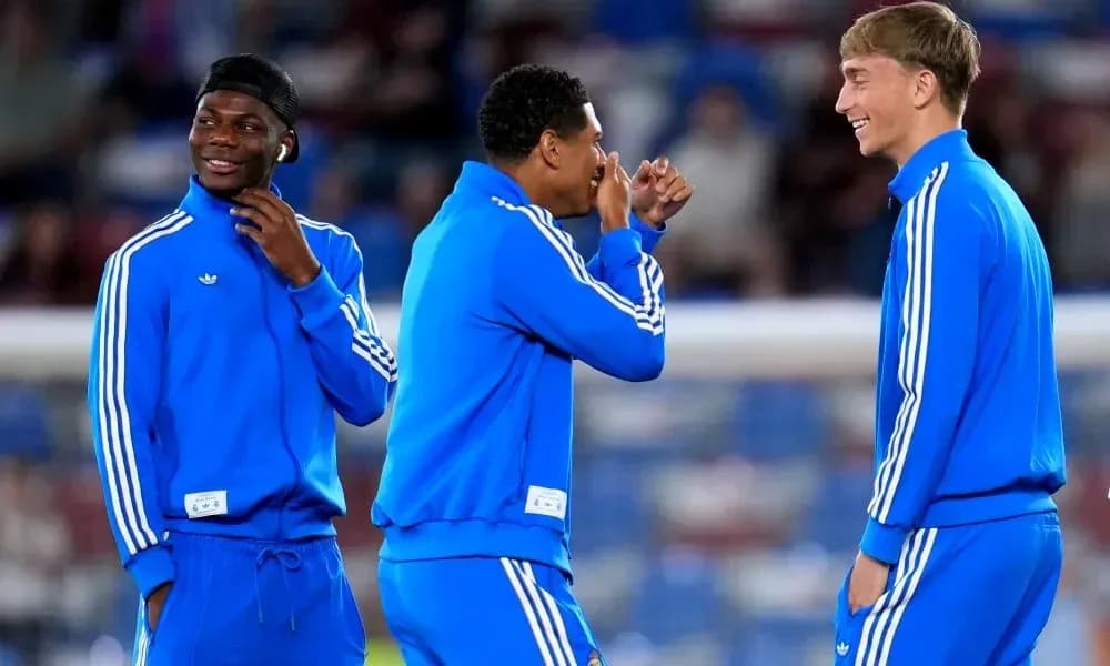 Jugadores en calentamiento riendo en la cancha