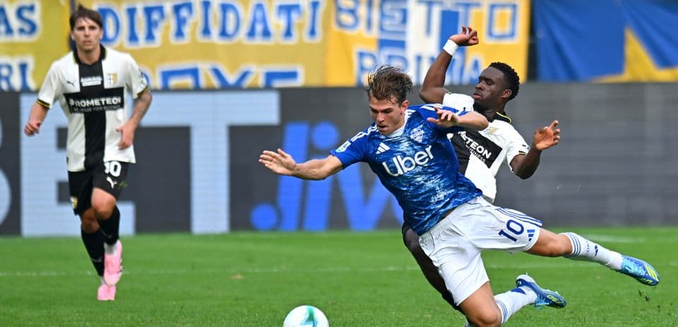 Jugador de Como derribado por jugador de Parma