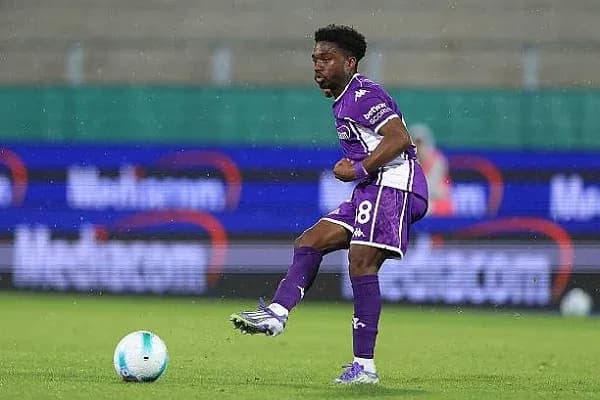 Jugador de fútbol controlando el balón en el campo