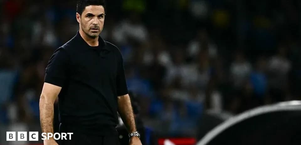 Entrenador observando el juego desde la línea de banda