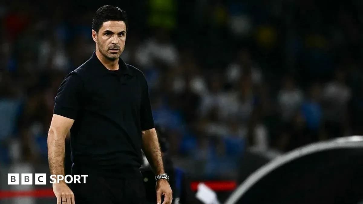 Entrenador observando el juego desde la línea de banda