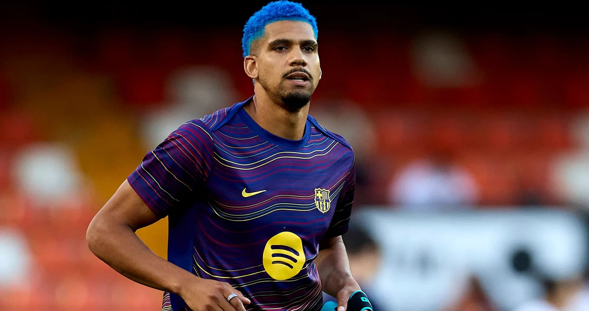 Jugador de FC Barcelona calentando antes del partido