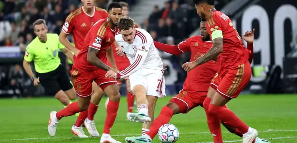 Jugador esquivando a dos defensores durante partido