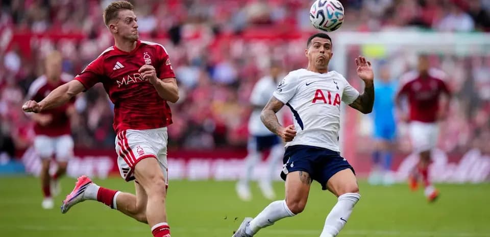 Jugador de Nottingham Forest persiguiendo balón en partido