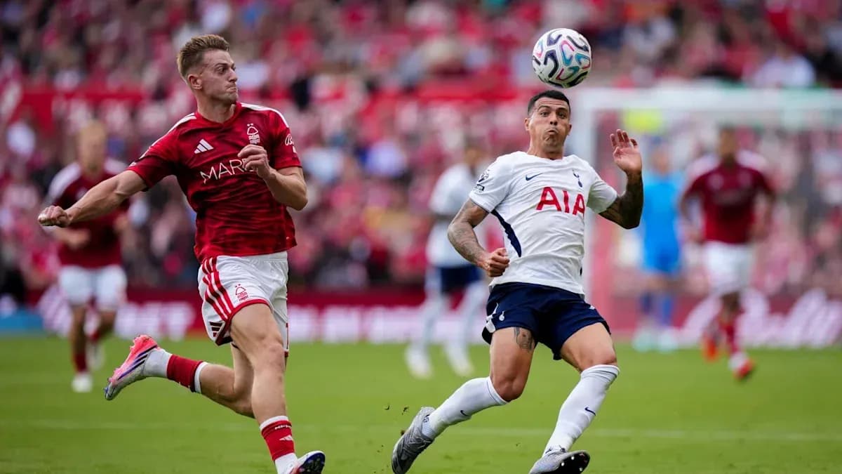 Jugador de Nottingham Forest persiguiendo balón en partido