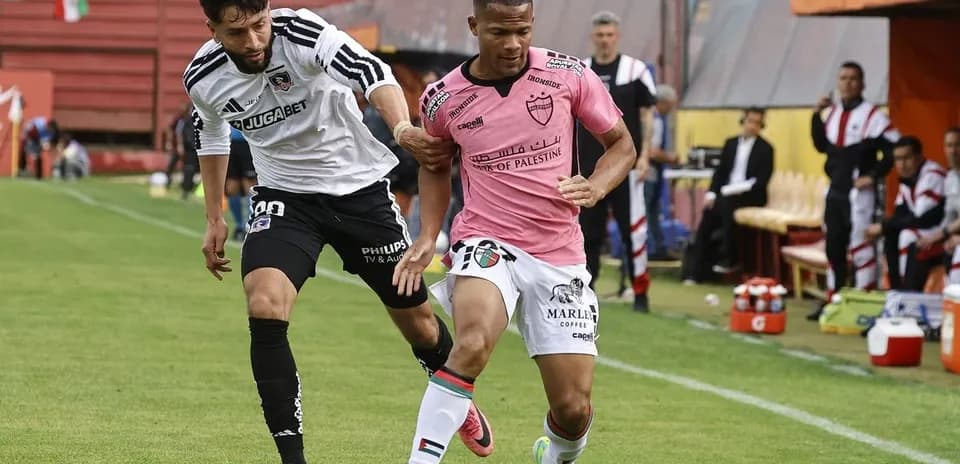 Jugadores de Colo Colo y Universidad de Concepción en acción