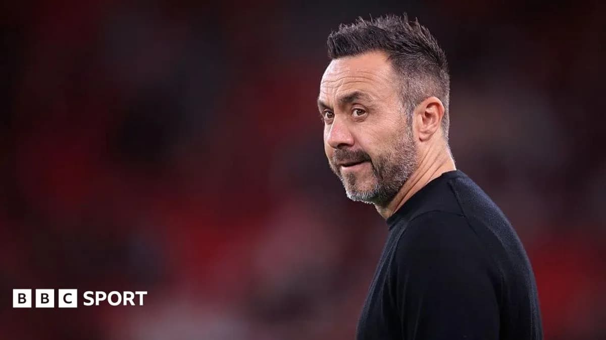 Entrenador observando el partido desde la banda