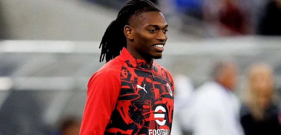 Jugador sonriendo en entrenamiento con equipamiento rojo