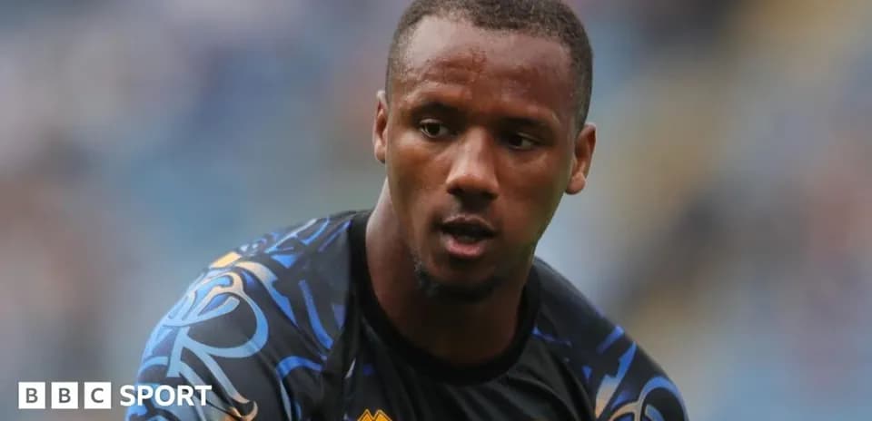 Jugador en acción durante un partido de fútbol