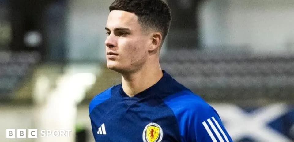 Jugador de fútbol en entrenamiento con camiseta azul