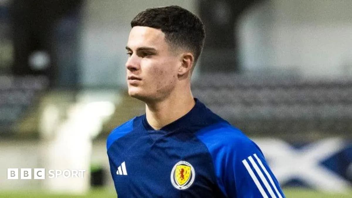 Jugador de fútbol en entrenamiento con camiseta azul