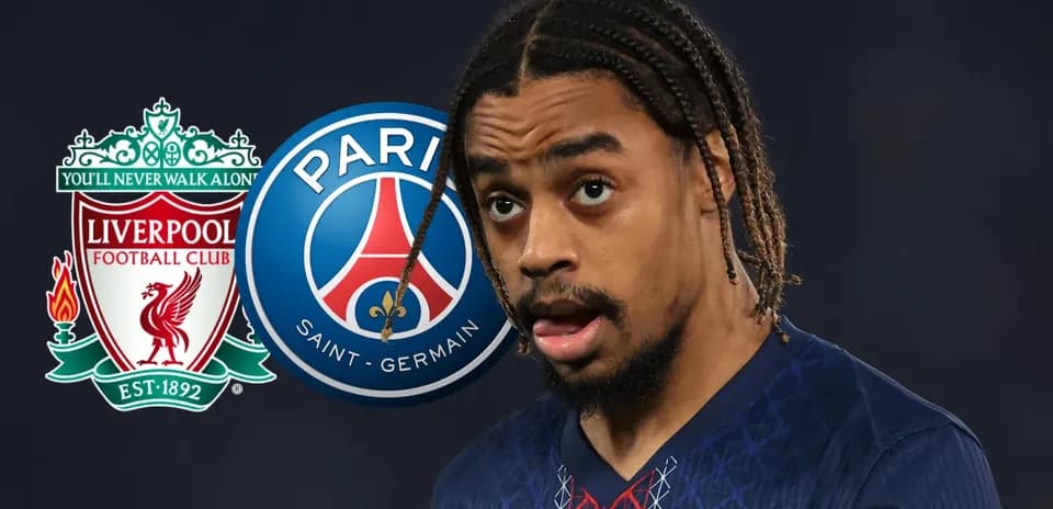 Jugador con camiseta de PSG frente a logotipos de Liverpool y PSG