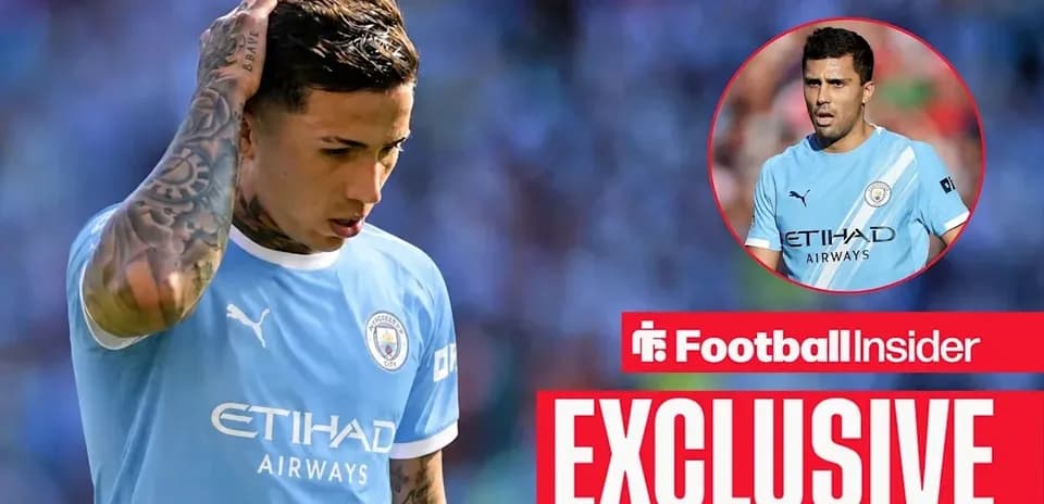 Jugador de Manchester City luciendo preocupado en el campo