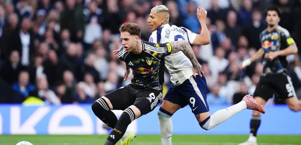 Jugador de Leeds luchando por el balón