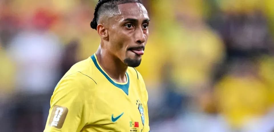 Jugador de Brasil en uniforme amarillo durante partido
