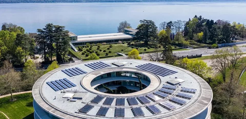 Edificio moderno con paneles solares y vista al lago