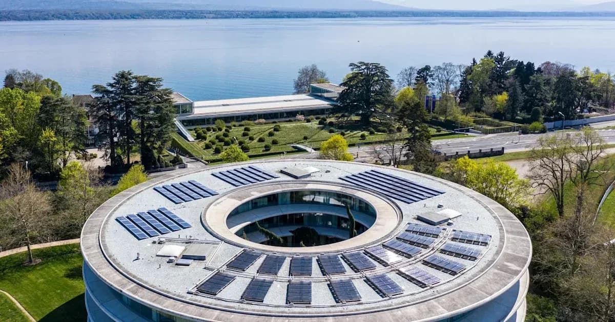 Edificio moderno con paneles solares y vista al lago
