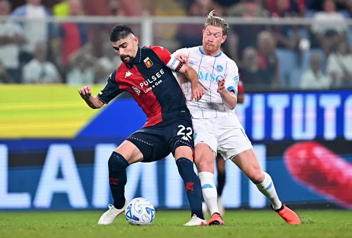 Jugador de Genoa luchando por el balón con rival