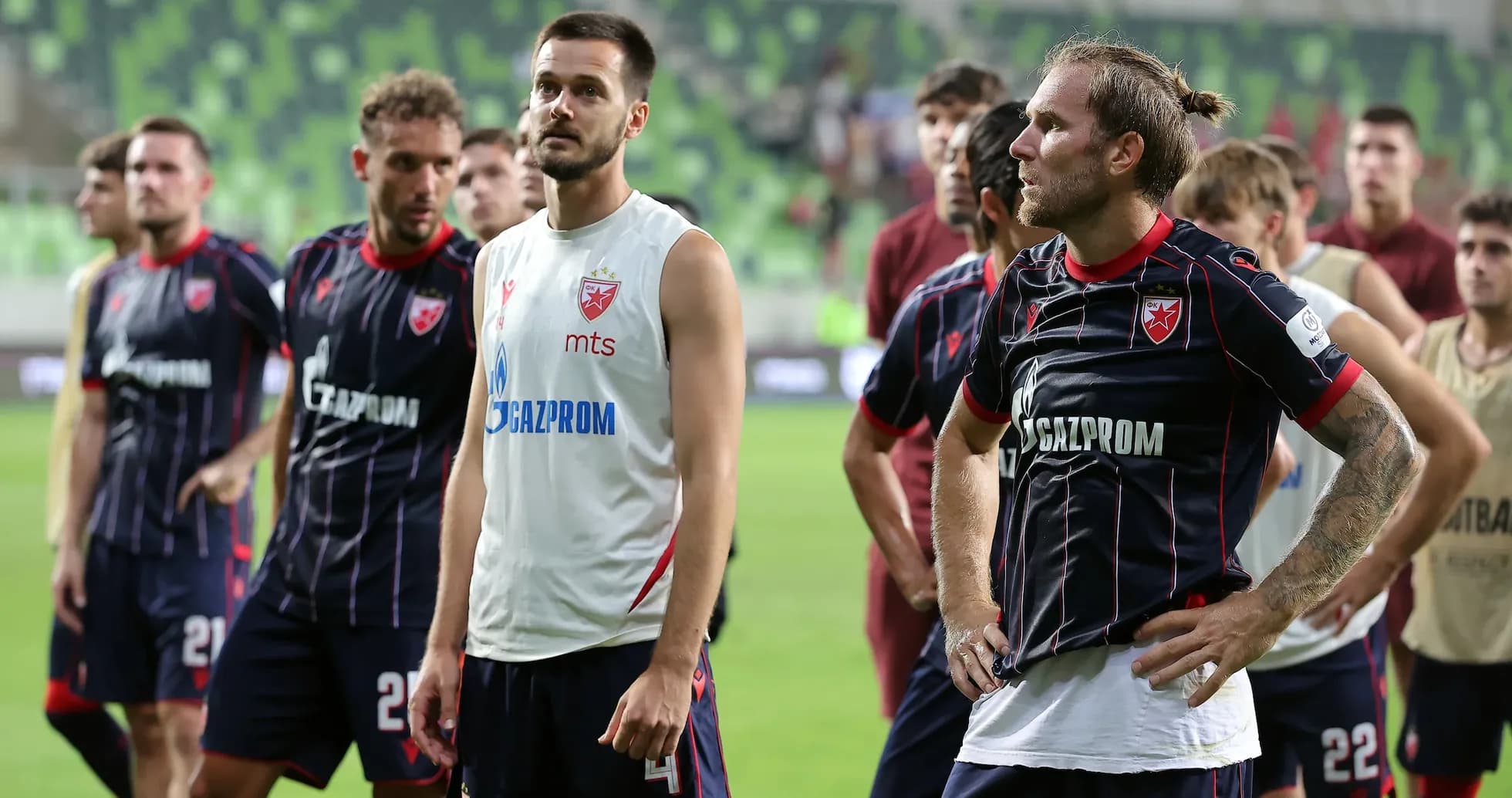 Jugadores del FK Crvena Zvezda en el campo